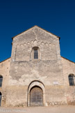 <center>L'église Saint-Martin de Chapaize.</center> La visite extérieure de l’édifice commence par l’austère façade ouest. Le portail principal conserve une porte avec des pentures anciennes. Autrefois, une porche se dressait devant la façade.