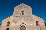 <center>L'église Saint-Martin de Chapaize.</center> Sa partie haute est décorée de onze bandes lombardes suivant la pente du pignon.