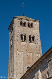 <center>L'église Saint-Martin de Chapaize.</center> Face Ouest. Le clocher central est la merveille de cette église. Ce haut campanile, s’élevant sur 35 mètres, est un chef-d’œuvre de l’art lombard. D’inspiration italienne, c’est le plus beau clocher du début de la période romane en Bourgogne. Il a été construit vers 1040-1050 en petit appareil calcaire. De plan barlong, l’élévation comporte trois étages. Le premier, qui est le plus haut, est décoré de bandes lombardes entourant une baie simple de la coupole intérieure sur chaque face.