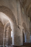 <center>L'église Saint-Martin de Chapaize.</center> Elévation de la nef. Les murs et les arcs doubleaux des bas-côtés ont été partiellement refaits en moyen appareil aux 12e et 14e siècles.