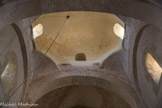 <center>L'église Saint-Martin de Chapaize.</center> L’intérieur du transept est une travée forte dont l’élévation, avec de grandes arcades et des fenêtres hautes, continue celle de la nef. La coupole ovoïde repose sur des trompes.