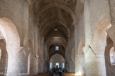 <center>L'église Saint-Martin de Chapaize.</center>  Les lourdes arcades et les murs d’un bel appareil dégagé sont supportés par d'énormes piliers ronds aux impostes en forme de triangles renversés qu’on ne retrouve qu’au scriptorium de l'abbaye Saint-Bénigne de Dijon.
