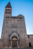 <center>Saint-Philibert de Tournus.</center> Le clocher occidental, dit clocher rose, surmonte le clocher nord du narthex. Il présente trois étages construits en pierre rose dite marbre de Préty. Le décor annonce une datation après le milieu du 12e siècle. Le premier étage est décoré d’arcatures aveugles sur pilastres, le deuxième de baies géminées et le dernier de baies triples. La construction comprend colonnettes, pilastres cannelés, chapiteaux et modillons sculptés.