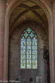<center>Saint-Philibert de Tournus.</center>Saint-Philibert de Tournus. La nef<br> Chapelle gothique des «Âmes du Purgatoire». Vitrail moderne, la «Crucifixion» (1956)