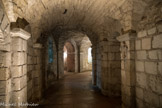<center>Saint-Philibert de Tournus.</center>Saint-Philibert de Tournus. La crypte<br> La crypte (fin du Xe ou début du XIe siècle) est riche d'une salle à trois nefs et d'un déambulatoire à chapelles rayonnantes. C'est le lieu probable où Valérien a été inhumé en 179. C'était donc le but du pèlerinage des fidèles. Cette crypte est un prototype des chevets romans à déambulatoire et chapelles rayonnantes.