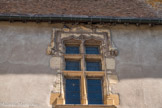 <center>Cluny.</center> Le palais Jean de Bourbon, édifié au XVe siècle, accueille le musée d’Art et d’Archéologie. <br> Les salles du palais destinées aux invités de l’abbé sont éclairées par de hautes fenêtres à meneaux et doubles croisées. Sur la façade, les fenêtres sont soulignées par des moulures dont les culots sont sculptés.