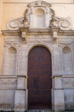 <center>Cluny.</center> Le petit cloître a été aménagé au XIVe siècle, entre le palais du pape Gélase et le passage Galilée, et contre le bas-côté de la grande église, Cluny III, dont le mur extérieur est ici toujours visible. La cardinal de Richelieu, abbé da Cluny da 1629 à 1642, fait une porte monumentale sur la façade du palais du Pape Gélase. Son ornementation est représentative de l’art baroque du XVIIe siècle. Cette porte a été démontée lors de la reconstruction de la façade au XIXe siècle et laissée de côté pendant plus d’un siècle. Son remontage a nécessité la restitution de parties disparues.