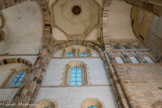 <center>Cluny.</center> Le grand transept de la Maior Ecclesia. Le décor roman est abondant surtout dans le triforium (muré) et les fenêtres hautes de la première travée, avec pilastres cannelés, lobes, billettes et modillons (à droite).