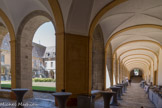 <center>Cluny.</center> Le cloître de l'Abbaye. Le grand cloître, construit par Dom Jacques Gathoze, montre le style Louis XV de l’époque.