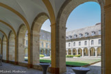 <center>Cluny.</center> Le cloître de l'Abbaye. C'est resté le cloitre jusq'en 1791, puis, en 1895, ce sont installés les Arts et métiers.