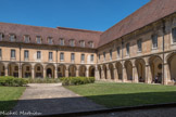 <center>Cluny.</center> Le cloître de l'Abbaye.