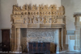 <center>Cluny.</center> Salle de Lorraine. a Probablement utilisée comme salle de réception au Moyen-âge, elle présente également un bel exemple de décor intérieur : une partie du mobilier a appartenu à l’abbé Jean de Bourbon. Grande malle ou coffre-fort provenant de l’abbaye muni de trois serrures.