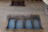 <center>Cluny.</center> 4 Rue Joséphine Desbois : façade à claire-voie décorée avec chapiteaux et frise, 12e siècle.