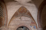 <center>Saint-Philibert de Tournus.</center>Saint-Philibert de Tournus. Le narthex <br> Dans le vaisseau central, une fresque romane du début du 12e siècle partiellement conservée représente le Christ en Majesté dans une mandorle avec deux anges soutenant la gloire.