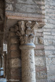 <center>Saint-Philibert de Tournus.</center>Saint-Philibert de Tournus. Le Cloître Saint-Ardain.<br> Les chapiteaux du cloître sont parmi les plus beaux de l’abbaye. Ils datent de la première moitie du 11e siècle et sont alors de la même époque que les chapiteaux de la crypte, du déambulatoire et de la chapelle du narthex. On y rencontre des décors végétaux et géométriques de type corinthien avec des feuilles nervurées, des palmes et des entrelacs
