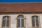 <center>Paray le Monial </center>Au-dessus de la fenêtre, l'agraffe porte la date de la reconstruction des bâtiments, 1738. Il ne reste rien de ceux du monastère roman primitif.