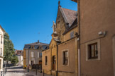 <center>Paray le Monial </center>Au cœur du sanctuaire, la chapelle des Apparitions (XVIIe-XIXe siècles) <br> Les visitandines s'installèrent à Paray-le-Monial en 1626 dans une maison capable de loger 20 à 22 religieuses, dans l'actuelle rue de la Paix. Ce logement étant trop petit pour accueillir les postulantes, il y eut un échange de bâtiment avec les jésuites, en 1632, ce qui permit à l’ordre féminin d'acquérir leur site actuel rue de la Visitation. La construction de la chapelle commença en 1633.