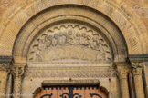 <center>Paray le Monial </center>Au cœur du sanctuaire, la chapelle des Apparitions (XVIIe-XIXe siècles) <br> Le tympan s'inspire de celui de Charlieu (Loire). Il représente la Cène au moment où Jésus bénit le pain devant ses disciples.
