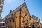<center>Paray le Monial </center>Au cœur du sanctuaire, la chapelle des Apparitions (XVIIe-XIXe siècles) <br> Restaurée au XIXe siècle, puis en 1965-1966, et en 2003-2004, la chapelle a été rebâtie à partir des structures anciennes. La façade utilise un vocabulaire iconographique emprunté à l'époque médiévale, tel les billettes, que l'on peut observer dans la basilique.