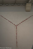 <center>Paray le Monial </center>Le Signe.  Thomas Gleb (1912-1991)<br> Crépi, peinture et cordelettes.
Cette œuvre, conçue en 1979 pour la chapelle de Niort, fait partie d'un ensemble carmélite harmonieux avec un autel et une Porte de tabernacle. Le signe Y - initiale de YHVH et YESHOUA - a été sculpté comme une plaie rouge sang, refermée par des cordelettes évoquant des points de suture, à l'image d'une blessure en cours de cicatrisation. L'œuvre fut perçue par les moniales comme une 