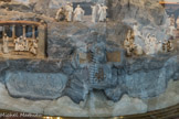 <center>Paray le Monial </center>Via Vitae. <br>Saint Pierre, encadré de versets de la bible. Moïse, à gauche, tenant les tables de la Loi, et, à droite, le roi David, avec sa lyre.