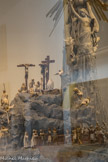 <center>Paray le Monial </center>Via Vitae. <br> La Flagellation, au-dessus, la Crucifixion, à droite La Résurrection, avec les soldats qui s’agrippent au flanc de la montagne, effrayés par l’ange qui ouvre le tombeau d’où jaillit l’eau.