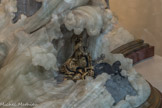 <center>Paray le Monial </center>Via Vitae. <br> > Au revers, au centre, la femme assise sur un trône représente l’Orgueil et l’Egoïsme avec à ses pieds, les sept péchés capitaux enlacés par les tentacules du diable qui pose la main sur une tête de mort.