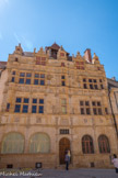<center>Paray le Monial </center>Maisons « Jayet ».<br> Maison d’habitation édifiée entre 1525 et 1528 par Pierre Jayet, riche marchand drapier, séduit par la renaissance italienne (c’est le style des châteaux de la Loire). Une demeure 
Construite entre 1525 et 1528, la façade de ce bel hôtel particulier est plaquée sur des structures plus anciennes : l'étude du bâti a mis en évidence deux périodes de construction antérieures. La seconde pourrait être datée de la fin du XVe siècle grâce à l'existence de l'escalier à vis permettant l'accès aux étages. Le style de la façade appartient à la première Renaissance, celle des châteaux de la Loire. Outre ses nombreuses sculptures, son éclat était sans doute rehaussé par une riche polychromie dont quelques traces sont apparues lors de sa restauration en 1994.