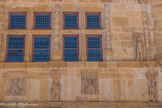 <center>Paray le Monial </center>Maisons « Jayet ». <br>  Pierre Jayet est représenté de profil, accoudé à la fenêtre, accompagné de son épouse, dans le bandeau séparant les deux premiers niveaux de l'édifice.