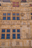 <center>Paray le Monial </center>Maisons « Jayet ». <br> Au-delà de l'influence italienne, la particularité de cette façade réside aussi dans les résurgences du gothique bourguignon comme les poupons qui tiennent les armoiries familiales.