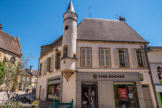 <center>Paray le Monial </center>Puissante au XVIe siècle, la communauté protestante de Paray-le-Monial constitue, au XVIIe siècle, une minorité stable d'une cinquantaine de familles. Sa vie s'organise autour du temple (1607), situé Cours Jean Jaurès, du collège (1604), du cimetière, sur l’île de la Bourbince et de ses ateliers. Dans la seconde moitié du siècle, les protestants se concentrent sur un axe reliant la place Guignault et la rue des Deux ponts. Ils construisent de nombreuses maisons dont certaines ont le style des maisons de maître flanquées d’une tourelle d'angle. Ralliés à un calvinisme libéral, ils impulsent, de pair avec le monastère de la Visitation, un humanisme chrétien unificateur tandis que la cohabitation avec les catholiques se fonde sur la liberté de conscience, la tolérance et l'égalité des droits.