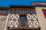 <center>Paray le Monial </center>Les maisons à pan-de-bois sont peu représentées à Paray-le-Monial, sans doute parce que la région est assez abondante en pierre à bâtir. Le peu d'exemples conservés montre une homogénéité technique et stylistique.