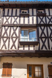 <center>Paray le Monial </center>Les croix de Saint-André (X) constituent le remplissage le plus répandu des caissons de la structure en bois, qui repose toujours sur un rez-de-chaussée maçonné.