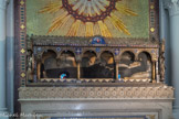 <center>Paray le Monial </center>Au cœur du sanctuaire, la chapelle des Apparitions (XVIIe-XIXe siècles) <br> La Châsse renferme une de statue de cire. En dessous, il y a la plupart de ses ossements, presque la totalité de son squelette.