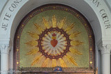 <center>Paray le Monial </center>Au cœur du sanctuaire, la chapelle des Apparitions (XVIIe-XIXe siècles) <br> Au-dessus de la châsse,  la mosaïque représente le Cœur de Jésus  avec des flammes qui en jaillissent. Les flammes symbolisent l’amour ardent. La Croix est plantée dans le Cœur, et Celui-ci est entouré d’une couronne d’épines