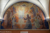 <center>Paray le Monial </center>Au cœur du sanctuaire, la chapelle des Apparitions (XVIIe-XIXe siècles) <br>Le chœur est tel qu’à l’époque de Marguerite-Marie.  Et Jésus lui est apparu ─ en tout cas en ce qui concerne les trois grandes Apparitions ─ vraisemblablement à l’endroit où se trouve maintenant la peinture murale. C’est en 1966 que cette peinture fut achevée. Le centre représente l’Apparition du Christ à Sainte Marguerite-Marie. On y voit en particulier les détails relatés par la Sainte à propos de la deuxième grande Apparition mentionnée ci-dessus : le Seigneur, les bras en croix, « resplendissant de Gloire, les cinq plaies comme cinq soleils, et la plaie du Cœur comme une fournaise ardente ». En haut, à droite, nous reconnaissons la Sainte Vierge. Lui faisant face, à gauche, l’évangéliste Saint Jean, qui tient en sa main la Parole de Dieu, sous forme de rouleau. En dessous de la Sainte Vierge, l’Apôtre Paul qui tent dans sa main gauche le glaive de la Parole de Dieu. A gauche, en face, Saint François d’Assise, que Marguerite-Marie a vu dans une vision. Il montre en ses mains les stigmates de la Passion. A droite, en bas, les deux fondateurs de l’ordre de la Visitation, Saint François de Sales et Sainte Jeanne de Chantal. A gauche, en bas, debout, Charles de Foucauld. A genoux et regardant vers l’Apparition, Claude La Colombière. Quelques années plus tard, l’artiste (Luc Barbier) devait ajouter deux personnages. À genoux, à gauche, orienté vers nous, Saint Jean Eudes (17ème siècle) et à droite, le Père Matéo Crawley-Boevey, religieux du Pérou, mort en 1960.