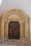 <center>Paray le Monial </center>Trois portails romans avec colonnes décorées et chapiteaux donnent accès à la basilique. Celui du croisillon sud donne sur le cloître. En partie masqué par une voûte et restauré en 2000, son originalité réside dans ses sculptures polychromes. Les deux colonnes, en général différentes, représentent les deux piliers de l'église Saint-Pierre et Saint-Paul.