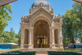 <center>Paray le Monial </center>Le dôme du Parc des Chapelains a été spécialement construit en 1902 pour accueillir les cérémonies de plein air. Cet édifice richement ornementé abrite l’autel tout en le magnifiant.