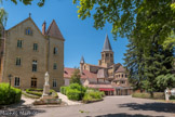 <center>Paray le Monial </center>Une cathédrale de verdure au cœur de la cité du Sacré-Cœur.
Le premier pèlerinage au Sacré Cœur a lieu en 1865, mais c'est en 1873 que le jésuite Victor Drevon organise un grand pèlerinage à Paray-le-Monial en mémoire des apparitions du Cœur de Jésus à la visitandine Marguerite-Marie Alacoque au XVIIe siècle. Les pèlerins devenant de plus en plus nombreux depuis cet événement, un parc clos fut alors créé pour les accueillir. En 1889, la maison des chapelains (à gauche), animée par des prêtres chargés d’accueillir les pèlerins, est construite sur les fondations de l’ancien château des abbés de Cluny dont il reste l’imposante tour ronde du XVe siècle. Puis deux allées de platanes en forme de croix furent plantées en 1890 afin de former une véritable cathédrale de verdure. En 1619, plusieurs jésuites sont envoyés à Paray-le-Monial prêcher des missions pour y soutenir la vie spirituelle des catholiques de la ville et lutter contre la Religion réformée. La première résidence permanente sera établie en 1651.