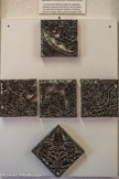<center>Paray le Monial </center>Réseaux ou modèles cloisonnés. Elaboration du réseau...
La toute première étape consistait à réaliser le carton, c'est-à-dire le modèle aquarellé du carreau. A partir de cette maquette on délimitait la frontière entre les couleurs grâce à un tracé au crayon. Pour mettre en forme le réseau, le modeleur ajustait les lamelles de laiton hautes de 35 mm suivant le tracé du dessin. Ces lamelles étaient assemblées par des soudures à l'étain.