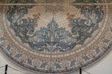<center>Paray le Monial </center>La ROSACE de la Société Anonyme des Carrelages Céramiques de Paray-le-Monial classée « Hors Concours » à l’Exposition Universelle de Paris en 1900
Historique et description d’un Chef d’Œuvre
« Cette rosace fut créée pour l’Exposition Universelle de Paris en 1900 par Paul Chamoz lui-même, dont la signature figure sur les plans destinés à la fabrication ainsi que sur un dessin préparatoire du palier qui ornait l’entrée du Palais de la Céramique de cette exposition et qui reprend un motif similaire mais selon un plan en arc outrepassé.
Elle se compose en son centre de quatre carreaux formant un cercle autour duquel prennent place concentriquement 34 rangées de carreaux trapézoïdaux où se déploient des motifs d’inspiration essentiellement végétale selon une symétrie centrale, dans des tons de camaïeux bleu turquoise ocre et gris sur fond clair.
L’observation montre que seule la partie centrale de la rosace est identique à celle exposée à l’intérieur de la galerie du Grand Palais (diamètre 9,50 m).
La rosace a été élargie vers l’extérieur (diamètre total 12,50 m) par l’adjonction d’un bandeau de carreaux concentriques, avec l’ajout : « Carrelages Céramiques de Paray-le-Monial »
Bien que nous ne sachions pas si cet ajout était prévu à l’origine et malgré une unité de coloris, ces deux parties présentent des différences stylistiques ».