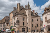 <center>Beaune </center>La Maison du Colombier est un hôtel particulier du XVIe siècle (avec échauguette et toiture de la tour en tuile vernissée de Bourgogne). En 1572 la Maison du Colombier est construite dans le centre historique de Beaune, face à la collégiale Notre-Dame de Beaune (XIIe siècle) et à deux pas des Hospices de Beaune (XVe siècle) et de l'Hôtel des ducs de Bourgogne & Musée du vin de Bourgogne (XIVe siècle). A ses pieds coule depuis des siècles la Bouzaise, qui traverse la ville. Dans les années 1870, la Bouzaize est couverte pour aménager l’avenue de la République.