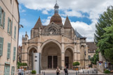 <center>Beaune </center>C’est vers 970 que Henri le Vénérable, duc de Bourgogne, décide de fonder une église plus grande que l’ancienne église Saint-Baudèle, avec un chapitre de chanoines. Une première église fut alors construite vers l’an 1000 avec les matériaux provenant du castrum antique.
C’est au 12e siècle que les ducs commencèrent le chantier d’une nouvelle collégiale, marquant la prospérité de Beaune à cette époque. La construction fut commencée, probablement vers 1130, par le duc Hugues II le Pacifique (1084-1143) et par son épouse Mathilde de Turenne. L’église assume le style clunisien des grandes églises construites sous l’épiscopat autunois d’Etienne de Bâgé (1112-1139), Saint-Lazare d’Autun et Saint-Andoche de Saulieu. Elle est mentionnée dans des bulles papales de Calixte II en 1120 et d’Eugène III en 1148, qui place l’église sous sa protection. En 1162, Mathilde de Turenne est enterrée sous le maître-autel. L’église est agrandie pendant la deuxième moitié du 12e siècle par le duc Hugues III (1148-1192). Deux travées de nef furent ajoutées pour recevoir les foules de pèlerins visitant l’église et c’est seulement au début du 13e siècle que la grande église romane fut terminée.