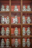 <center>Beaune </center>Pharmacie. Dans la seconde salle de la pharmacie ou officine, les étagères présentent une collection de 130 pots de faïence datés de 1782, dans lesquels étaient conservés les onguents, huiles, pilules ou sirops...