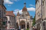 <center>Beaune </center>La façade est couronnée par un pignon avec une rosace et par deux clochers carrés inachevés du 13e siècle. Elle est précédée d’un porche ouvert construit durant les années 1330-1340 dans le style gothique bourguignon.