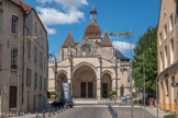 <center>Beaune </center>La collégiale Notre-Dame, basilique depuis 1958, se trouve dans le centre ville à l’emplacement du castrum romain de Belena. C'est le plus important trésor de la ville, avec le fameux Hôtel-Dieu. La fondation de la collégiale Notre-Dame et du chapitre remontent à la fin du 10e siècle. L’église actuelle a été construite dans le courant du 12e siècle par Etienne de Bagé, l’illustre évêque d’Autun qui a fait construire à la même époque la cathédrale d’Autun et Saint-Andoche de Saulieu. C’est l’un des plus grands édifices romans de la Bourgogne, construit sur le modèle de l'abbatiale de Cluny et plus proche de la cathédrale d’Autun.