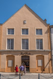 <center>Beaune </center>Parlement de Bourgogne Xe siècle. Ici se tenaient les jours généraux du duché de Bourgogne. Eudes IV y préside en 1212, Philippe le Hardi en 1370. Tribunal du bailliage de Beaune 1190 – 1489. Auditoire royal du bailliage 1489 – 1790. Palais de justice 1790 – 1861. Ce bâtiment, mutilé en 1874, a été restauré en 1960 par Joseph Drouhin. Dans l'enceinte gallo-romaine du IVe siècle. Caves et cuveries de la collégiale de Beaune XIIIe siècle. Cave des ducs de Bourgogne XIVe siècle. Celliers des rois de France.