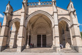 <center>Beaune </center>Les trois vaisseaux du porche sont à deux travées voûtés d’ogives et qui reposent sur des piliers et sur deux colonnes centrales. On y remarque un balustrade avec des gargouilles sculptées. Les portails sous le porche, mutilés à la Révolution, ont perdu leur décor, à l’exception des vantaux du 15e siècle et de la statue de la Vierge du 19e siècle.