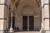 <center>Beaune </center>Les portails sous le porche, mutilés à la Révolution, ont perdu leur décor, à l’exception des vantaux du 15e siècle et de la statue de la Vierge du 19e siècle.