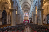 <center>Beaune </center>Le plan développé de la basilique montre une nef de six travées à collatéraux, un transept saillant, un chœur à déambulatoire et trois chapelles rayonnantes. L’architecture somptueuse montre les caractéristiques propres à l’art roman bourguignon : l'élévation à trois étages selon le modèle clunisien, le triforium avec triple arcature qui se prolonge dans les croisillons et le chœur, les doubles fenêtres hautes, les piliers cruciformes avec pilastres cannelés, le berceau brisé couvrant la nef et les croisillons et le clocher surmontant la coupole de la croisée. Les bas-côtés sont voûtés d’arêtes sur doubleaux brisés reposant sur des pilastres cannelés. Ils s’ouvrent sur douze chapelles gothiques, des 14e-16e siècles, au riche décor sculpté.